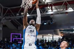 打破质疑！萨纳西斯关键防守立功，字母哥哥并非只是关系户？